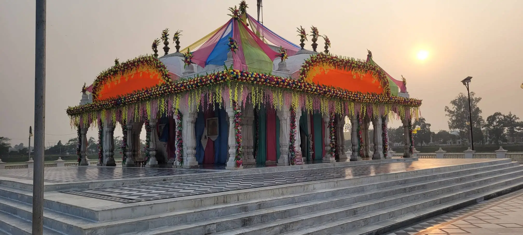 निर्वाण मंदिर एक दुर्लभ मर्ज चेन है जिसे संस्करण